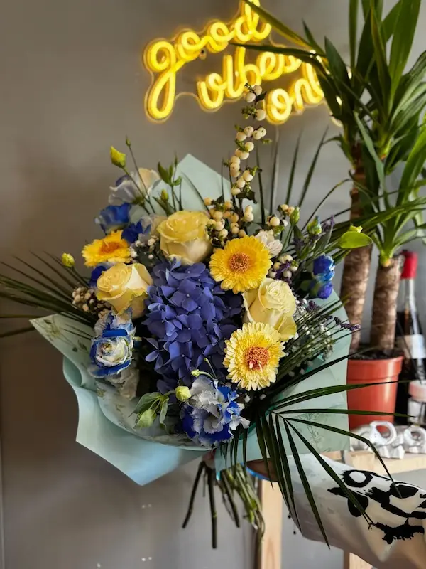 Aranjamente Florale - Flowers by Bella este o florărie din Târgoviște de