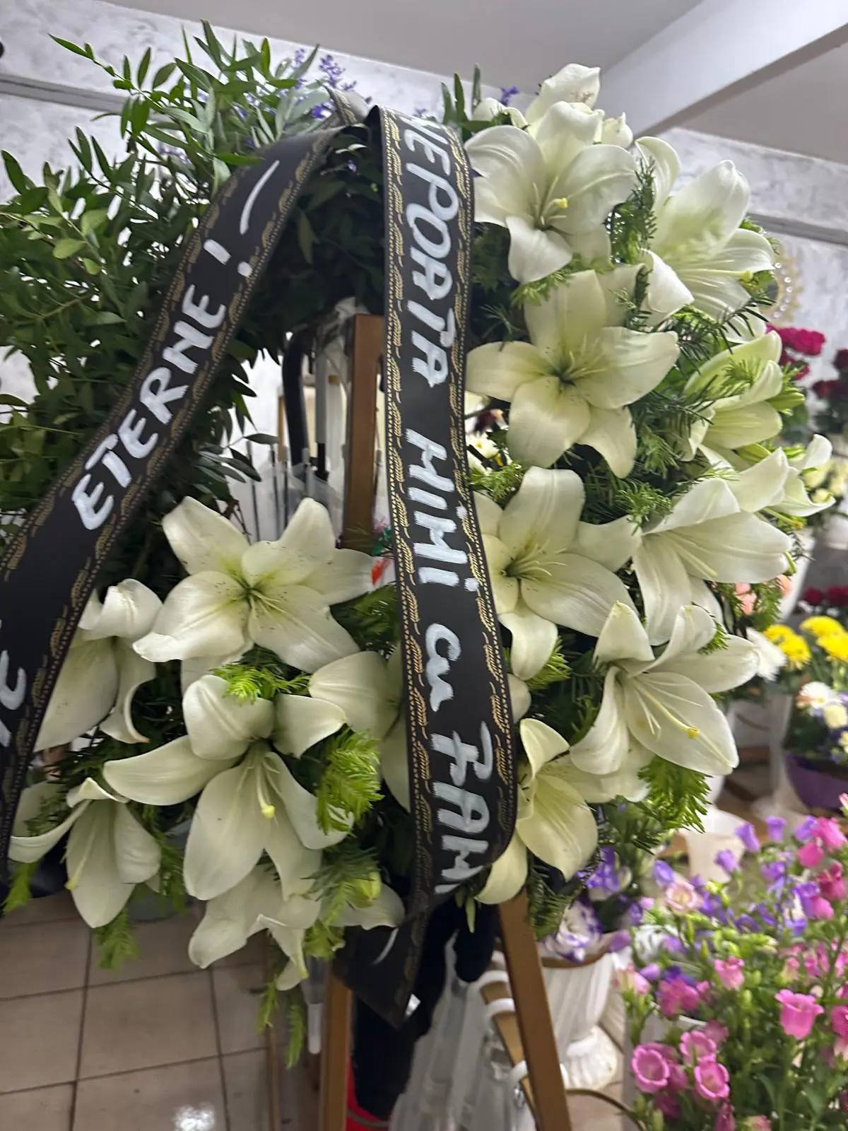 Coroane Funerare 4 - Coroana cu flori albe, simbol al purității și recunoștinței