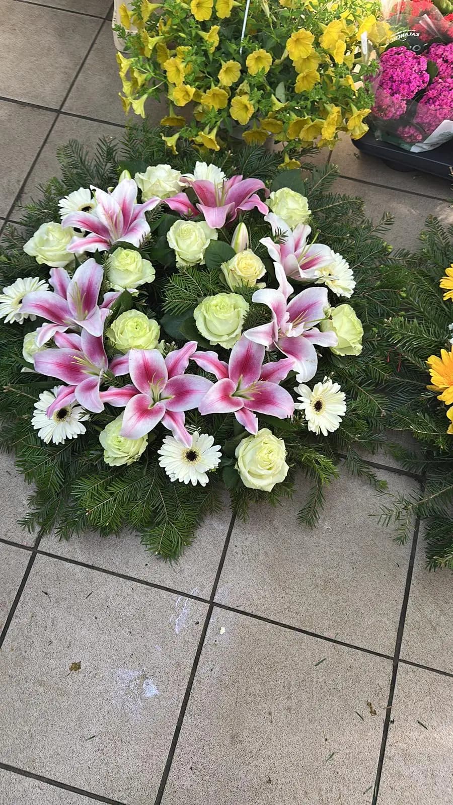 Coroane Funerare 6 - Aranjament cu crini, simbol al speranței și păcii