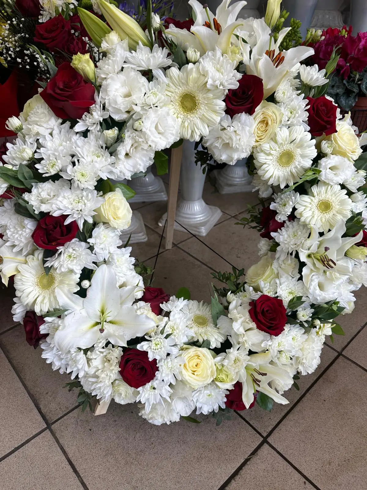 Coroane Funerare 17 - Aranjament cu flori elegante, pentru a exprima prețuire și respect