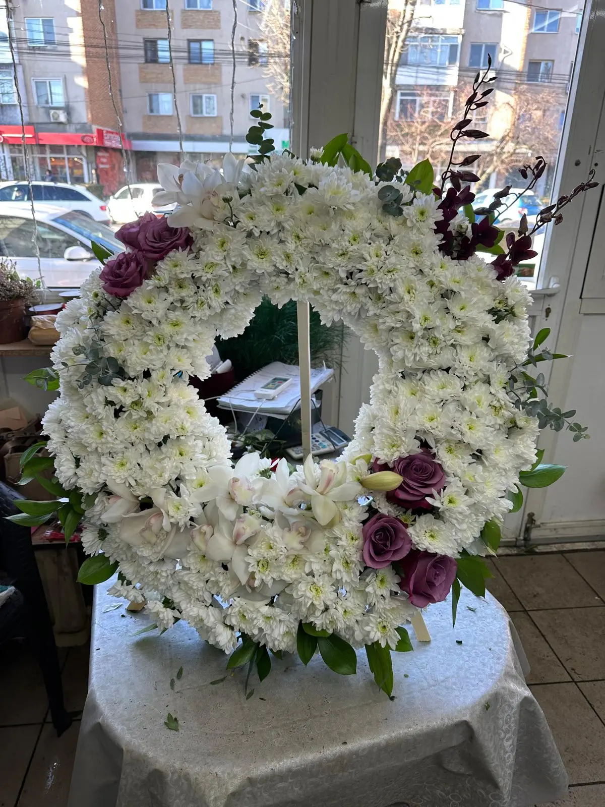 Coroane Funerare 18 - Compoziție cu flori simple, pentru momente de reculegere