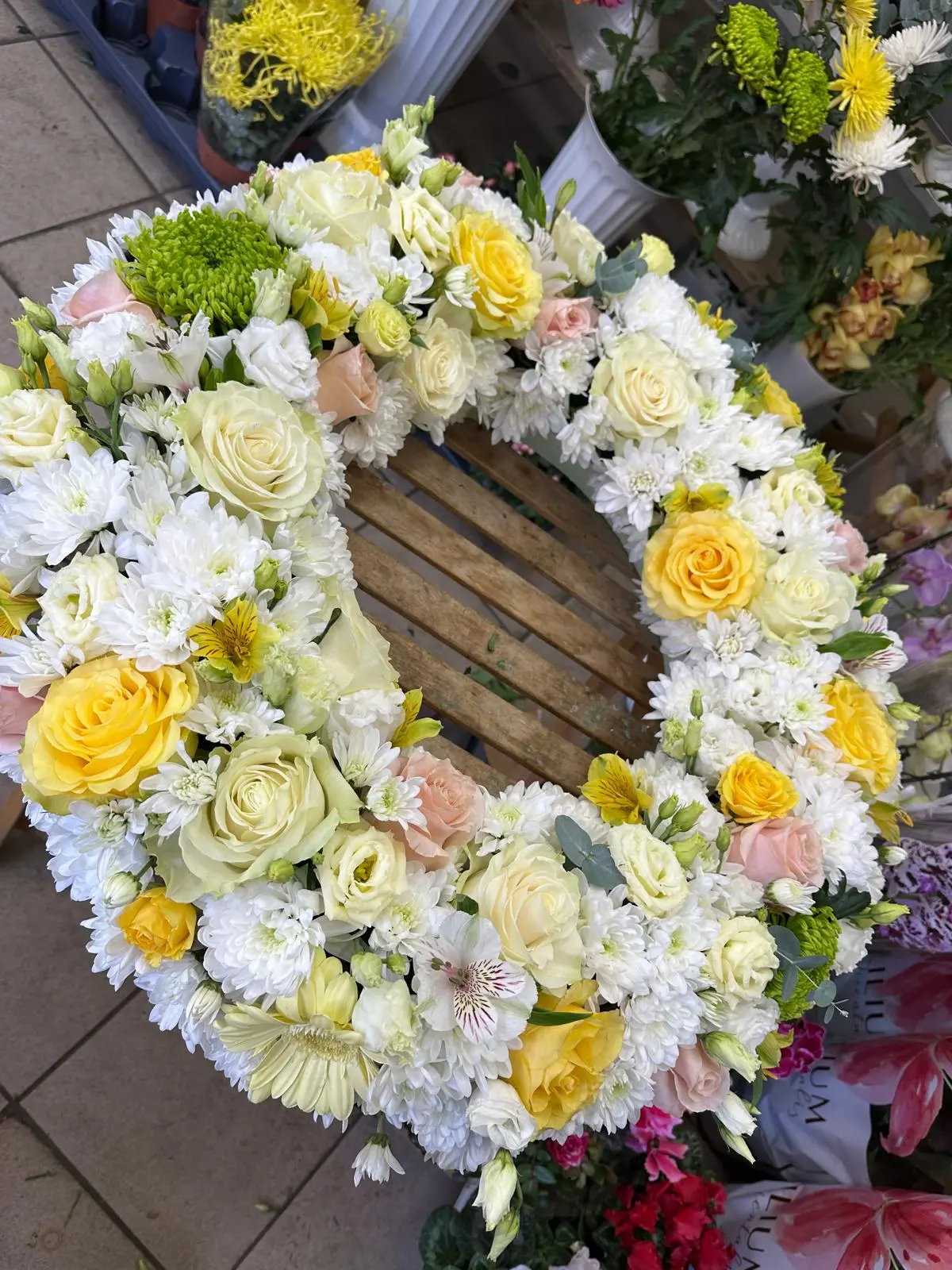 Coroane Funerare 13 - Coroana cu flori galbene, pentru a aduce lumină în amintire